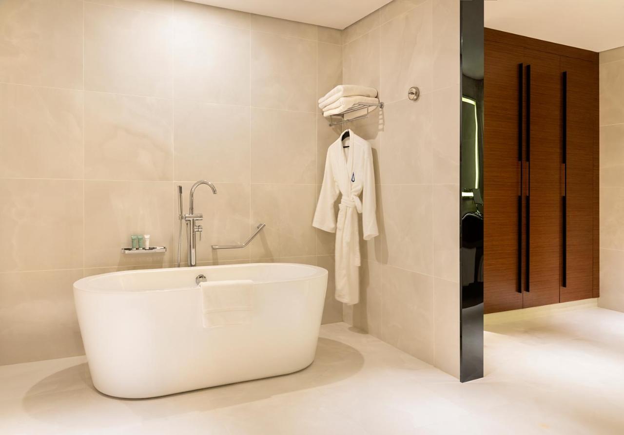 Asiana Grand Hotel دبي المظهر الخارجي الصورة A freestanding bathtub